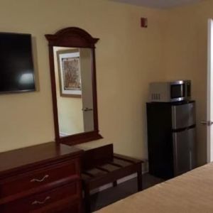 Day use room with refrigerator and private bathroom at Loyalty Inn Hawkinsville.