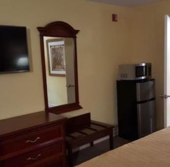 Day use room with refrigerator and private bathroom at Loyalty Inn Hawkinsville.