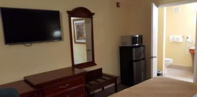 Day use room with refrigerator and private bathroom at Loyalty Inn Hawkinsville.