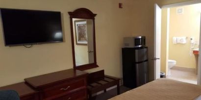 Day use room with refrigerator and private bathroom at Loyalty Inn Hawkinsville.