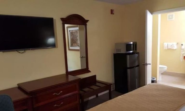 Day use room with refrigerator and private bathroom at Loyalty Inn Hawkinsville.