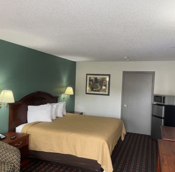 King room with natural light at Loyalty Inn Hawkinsville.