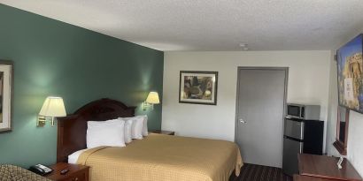 King room with natural light at Loyalty Inn Hawkinsville.