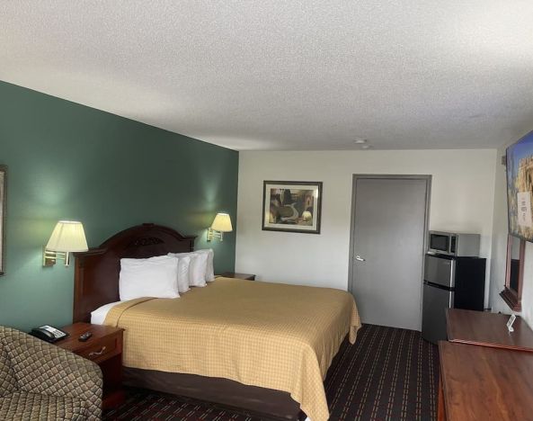 King room with natural light at Loyalty Inn Hawkinsville.