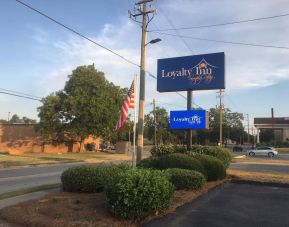 Hotel exterior at Loyalty Inn Hawkinsville.