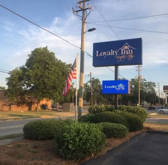 Hotel exterior at Loyalty Inn Hawkinsville.