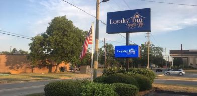 Hotel exterior at Loyalty Inn Hawkinsville.