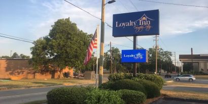 Hotel exterior at Loyalty Inn Hawkinsville.