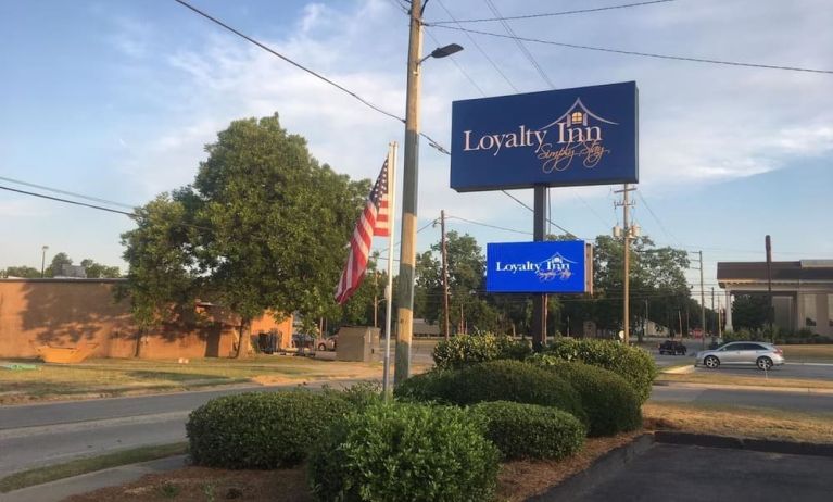 Hotel exterior at Loyalty Inn Hawkinsville.