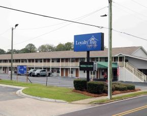 Hotel parking at Loyalty Inn Hawkinsville.