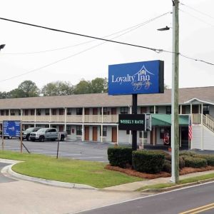 Hotel parking at Loyalty Inn Hawkinsville.