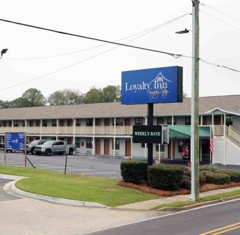 Hotel parking at Loyalty Inn Hawkinsville.