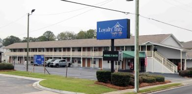 Hotel parking at Loyalty Inn Hawkinsville.