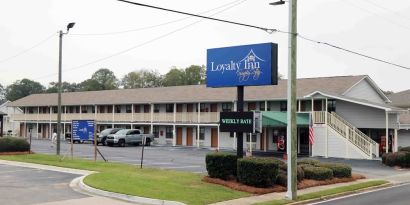 Hotel parking at Loyalty Inn Hawkinsville.