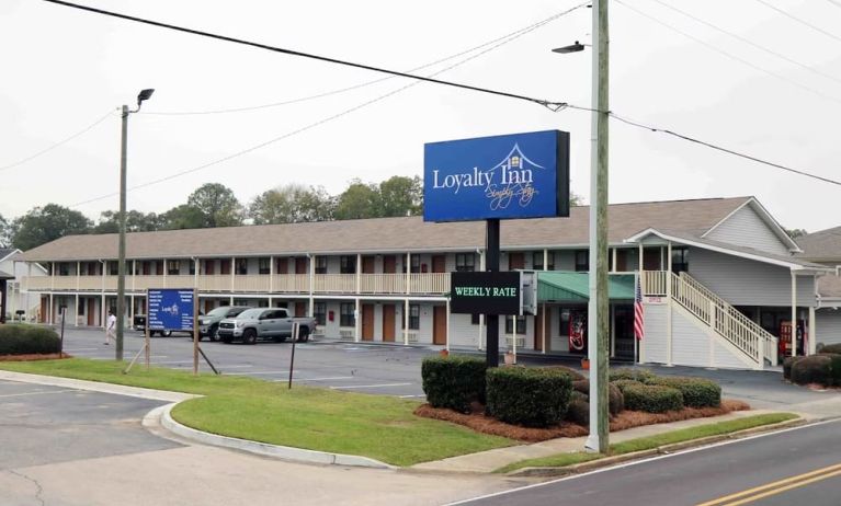 Hotel parking at Loyalty Inn Hawkinsville.