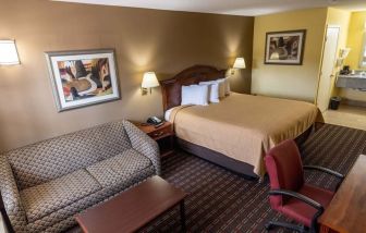 Spacious king room with work station at Loyalty Inn Hawkinsville.