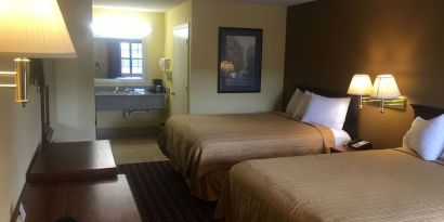 Twin beds at Loyalty Inn Hawkinsville.