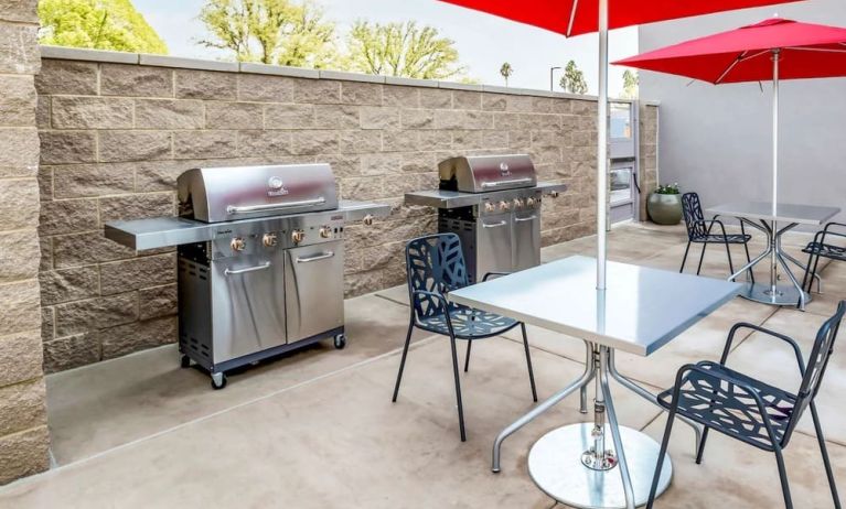 Outdoor terrace and barbeque area at Home2 Suites By Hilton West Sacramento.