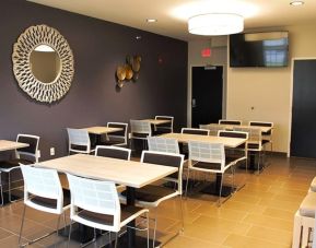 Professional meeting room at Coratel Inn & Suites By Jasper Rochester.
