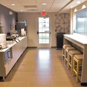 Dining area at Coratel Inn & Suites By Jasper Rochester.