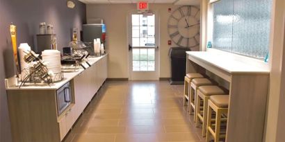 Dining area at Coratel Inn & Suites By Jasper Rochester.