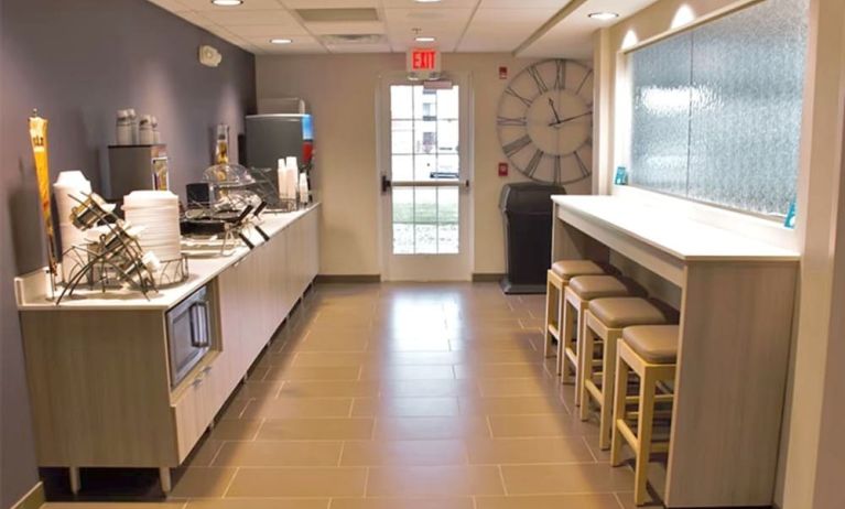 Dining area at Coratel Inn & Suites By Jasper Rochester.