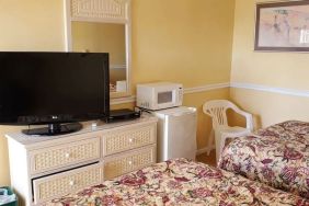 Day room with TV at Bay Breeze Motel.