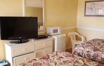 Day room with TV at Bay Breeze Motel.