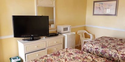 Day room with TV at Bay Breeze Motel.