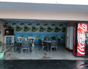 Snack bar and eating area at Bay Breeze Motel.