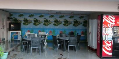 Snack bar and eating area at Bay Breeze Motel.