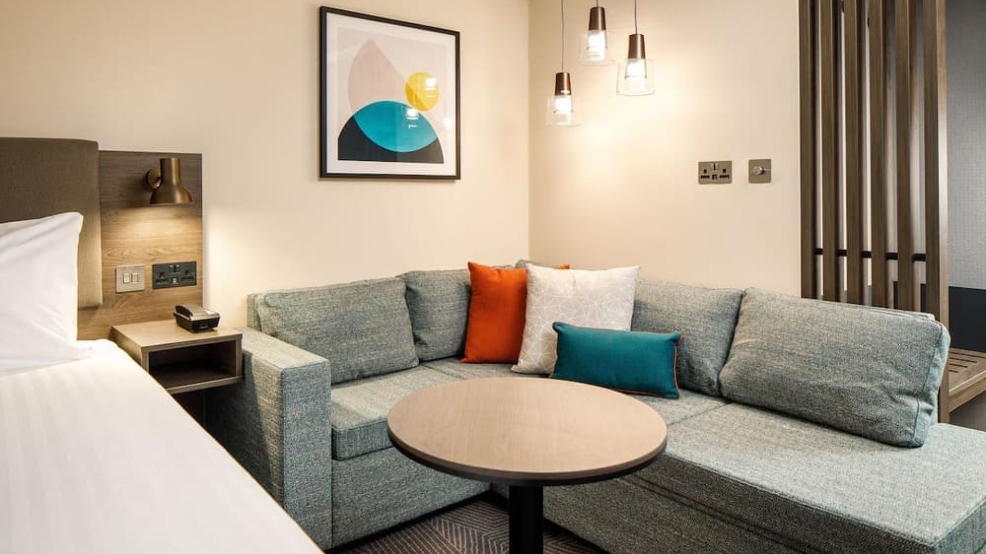 Holiday Inn Manchester Airport, An IHG Hotel - Manchester Day Use Rooms | HotelsByDay.com