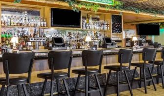 Hotel bar area at Uptown Oasis San Jose Airport.