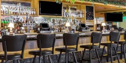 Hotel bar area at Uptown Oasis San Jose Airport.