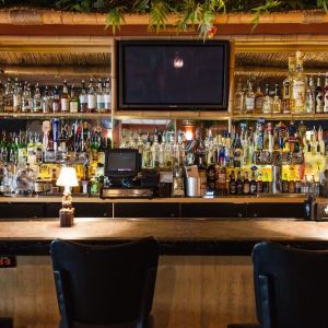 Bar and coworking space at Uptown Oasis San Jose Airport.