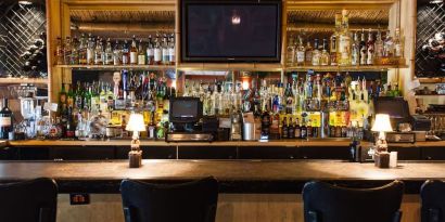 Bar and coworking space at Uptown Oasis San Jose Airport.