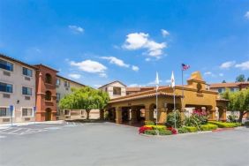 Hotel exterior and parking at La Hacienda San Jose Silicon Valley.