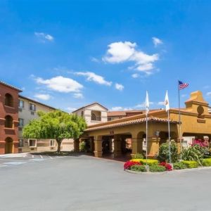 Hotel exterior and parking at La Hacienda San Jose Silicon Valley.