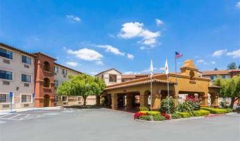 Hotel exterior and parking at La Hacienda San Jose Silicon Valley.