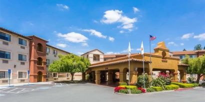 Hotel exterior and parking at La Hacienda San Jose Silicon Valley.