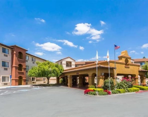 Hotel exterior and parking at La Hacienda San Jose Silicon Valley.