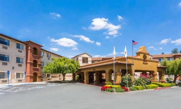 Hotel exterior and parking at La Hacienda San Jose Silicon Valley.