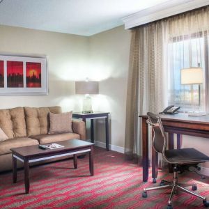 King room with lounge and work desk at Laguardia Plaza Hotel.