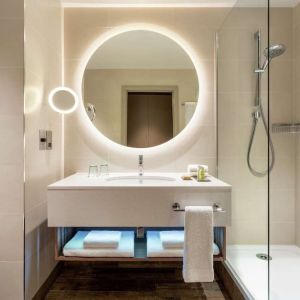 Guest bathroom with shower at Hilton Aberdeen TECA.