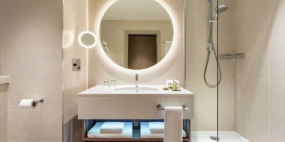 Guest bathroom with shower at Hilton Aberdeen TECA.