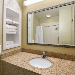 Guest bathroom with shower at Hotel Marguerite.