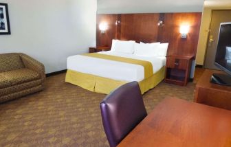 Spacious king room at Radisson Hotel Akron/Fairlawn.