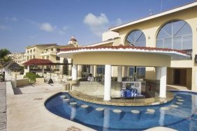 Hotel bar with pool at All Ritmo Cancún & Waterpark.