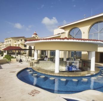 Hotel bar with pool at All Ritmo Cancún & Waterpark.