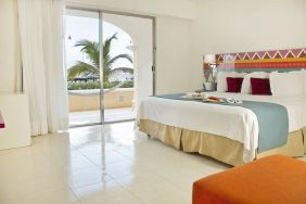 Day use room with natural light at All Ritmo Cancún & Waterpark.